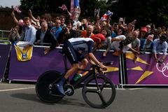 Britský cyklista Bradley Wiggins jede individuální časovku na OH 2012 v Londýně.