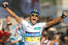 Španělský cyklista Alberto Contador slaví vítězství během 17. etapy španělské Vuelty 2012.