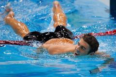 Americký plavec Michael Phelps se raduje z vítězství ve štafetě na 4x200 metrů během OH 2012 v Londýně.