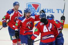 Hokejisté Lva Praha (zleva) Jiří Novotný, Jakub Voráček, Martin Škoula a Ondřej Němec slaví gól v utkání KHL proti SKA Petrohradu.