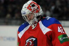 Hokejový brankář Lva Praha Tomáš Pöpperle v utkání KHL proti CSKA Moskva.