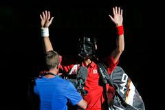 Srbský tenista Novak Djokovič v utkání s Američanem Samem Querreym v pařížském turnaji Masters 2012.