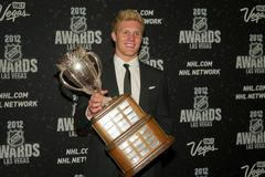 Hokejový útočník Colorada Avalanche Gabriel Landeskog pózuje s CalderTrophy během předávání trofejí NHL v Las Vegas za sezónu 2011/12