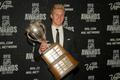 Hokejový útočník Colorada Avalanche Gabriel Landeskog pózuje s CalderTrophy během předávání trofejí NHL v Las Vegas za sezónu 2011/12
