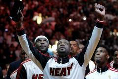 Basketbalisté LeBron James, Dwayne Wade a Norris Cole v zahajovacím zápase NBA 2012/13 mezi Miami Heat a Bostonem Celtics.