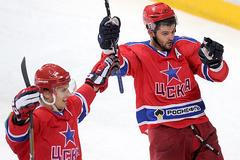 Ruský hokejista Alexandr Radulov v dresu CSKA Moskva v přípravném zápase se Spartakem Moskva před sezónou 2012/13.