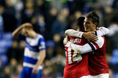Fotbalisté Arsenalu Theo Walcott (vlevo) a Marouane Chamakh slaví gól v utkání anglického poháru 2012/13 proti Readingu.