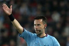 Fotbalový rozhodčí ukončuje utkání 9. kola Gambrinus ligy 2012/13 pražské Slavie se Spartou.