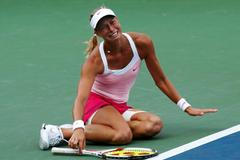 Dojatá česká tenistka Andrea Hlaváčková se raduje z vítězství nad Ruskou Mariou Kirilenkovou ve 3. kole US Open 2012.