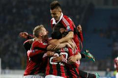 Fotbalisté AC Milán se radují z gólu v utkání Ligy mistrů 2012/13 se Zenitem Petrohrad.