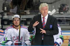 Hokejový trenér SKA Petrohrad Miloš Říha si bere oddechový čas v utkání KHL proti Lvu Praha.