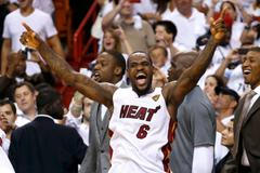 Basketbalista LeBron James z Miami slaví titul v play-off NBA 2012.