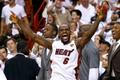Basketbalista LeBron James z Miami slaví titul v play-off NBA 2012.
