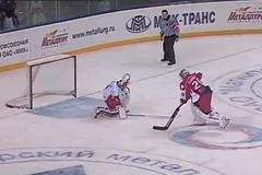 VIDEO: Hokejový brankář s přehledem proměnil nájezd