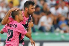 Giovinco a Vučinič, fotbalisté Juventusu Turín při zápase Serie A proti Udine