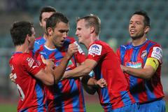 Fotbalisté Plzně slaví gól v utkání 6. kola Gambrinus ligy mezi Duklou Praha a Plzní.