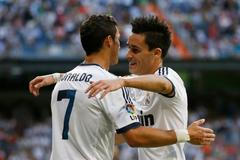 Cristiano Ronaldo a Jose Maria Callejon z Realu Madrid se radují z branky do sítě Granady