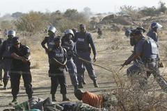 Foto: Policie zastřelila 30 horníků v platinovém dole v JAR