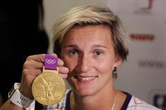 Česká oštěpařka Barbora Špotáková pzuje se zlatou medailí po příjezdu z OH 2012 v Londýně.