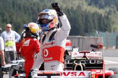 Jezdec F1 Jenson Button z McLarenu se raduje z vyjeté pole position během kvalifikace Velké ceny Belgie 2012.
