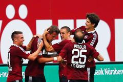 Tomáš Pekhart a Norimberk slaví gól v síti Dortmundu