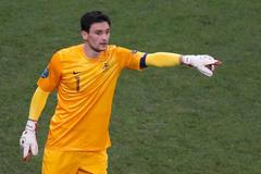 Francouzský brankář Hugo Lloris rozdává povely obráncům během čtvrtfinálového utkání Španělska s Francií na Euru 2012