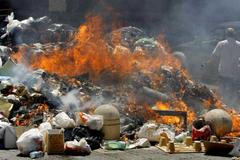 Historie se opakuje: Neapol se opět topí v odpadcích