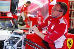 Boxy stáje Ferrari během tréninku ve Formuli 1