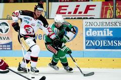 Útočník Chicaga Bryan Bickell hraje během výluky za Znojmo