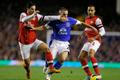 Everton - Arsenal (Arteta a Walcott v boji o míč)