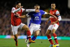 Everton - Arsenal (Arteta a Walcott v boji o míč)