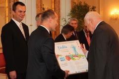 FOTO Klaus s organizátory MS v biatlonu a alpském lyžování