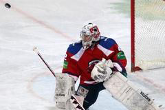 Hokejový brankář Lva Praha Tomáš Pöpperle v utkání KHL 2012/13 proti Atlantu Mytišči.,