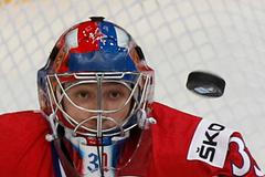 Jakub Štěpánek hypnotizuje kotouč v zápase o třetí místo Finsko - Česko