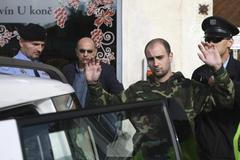 Policie zatýká Pavla Vondrouše, který 28. září 2012 střílel na prezidenta Klause.