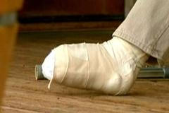 Muž si uřezal prsty na nohou, aby se zachránil