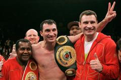 Emanuel Steward (vlevo) s bratry Kličkovými - Vladimirem a Vitalijem