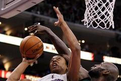 Basketbalista LA Clippers je bráněn bostonským Kevinem Garnettem