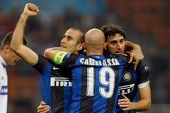 Fotbalisté Interu Milán slaví gól Rodriga Palacia (vlevo) s Estebanem Cambiassem a Diegem Militem proti Partizanu Bělehrad v utkání Evropské ligy 2012/13.