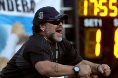 Argentinská fotbalová legenda Diego Maradona fandí Juanu Mónacovi v prvním semifinálovém utkání Davis Cupu 2012 s Čechem Tomášem Berdychem.