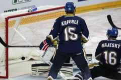 Hokejisté Kladna Tomáš Kaberle a Ivan Majeský přihlížejí inkasovanému gólu v 5. kole Tipsport extraligy 2012/13 s Pardubicemi.