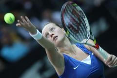 Česká tenistka Petra Kvitová v utkání Fed Cupu 2012 proti Srbce Aně Ivanovičové.
