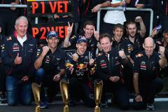 Dr. Helmut Marko, Mark Webber, Sebastian Vettel, Christian Horner a Adrian Newey