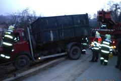 Náklaďák vjel na střechu domu