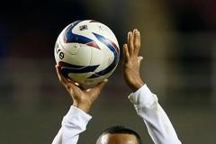 Fotbalista Arsenalu Theo Walcott vhazuje v utkání anglického poháru 2012/13 proti Readingu.