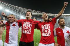 Fotbalisté pražské Slavie (zleva) Stanislav Vlček, Kamil Čontofalský, Martin Latka a David Hubáček děkují fanouškům v utkání 9. kola Gambrinus ligy 2012/13 se Spartou.