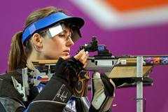Česká střelkyně Adéla Sýkorová střílí z malorážky v kvalifikaci na 50 metrů na OH 2012 v Londýně.