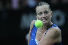 Česká tenistka Petra Kvitová v utkání Fed Cupu 2012 proti Srbce Aně Ivanovičové.
