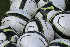 Fotbalové míče během českého tréninku před přípravným utkáním s Finskem v sezóně 2011/12.