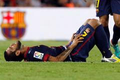 Fotbalista Barcelony Dani Alves v utkání Primera División proti Realu Madrid.